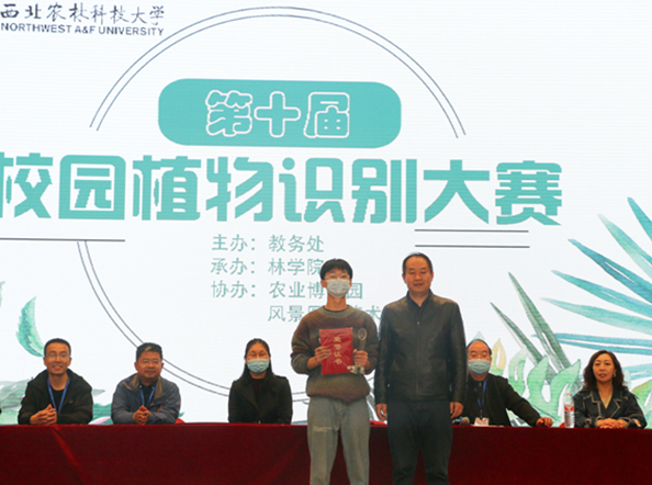 大赛一等奖黄玉林与91唐伯虎
贾小明副院长合影_副本_副本_副本.jpg